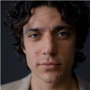 Laureato at London Drama Acting offre lezioni di inglese dalle scuole elementari all’università